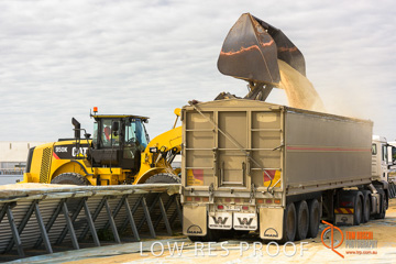 April 2015 / VITERRA_ROSEWORTHY_LOADER_0124_150429