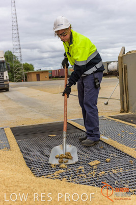 April 2017 / TRUCK_UNLOADING_SAMPLING_027_170427