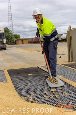 April 2017 / TRUCK_UNLOADING_SAMPLING_028_170427