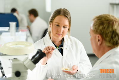 June 2018 / LAB_Microscope_female-male_colaborating_180601_011