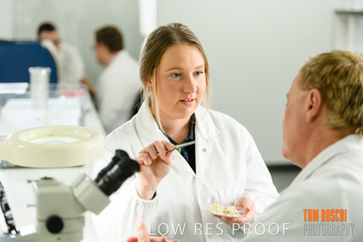 June 2018 / LAB_Microscope_female-male_colaborating_180601_015