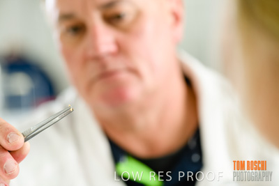 June 2018 / LAB_Microscope_female-male_colaborating_180601_060