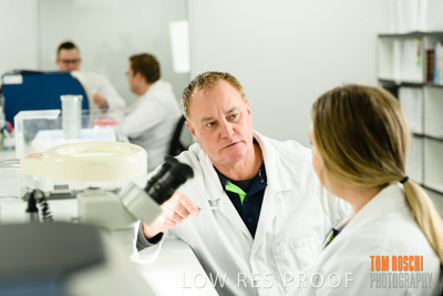 June 2018 / LAB_Microscope_female-male_colaborating_180601_064