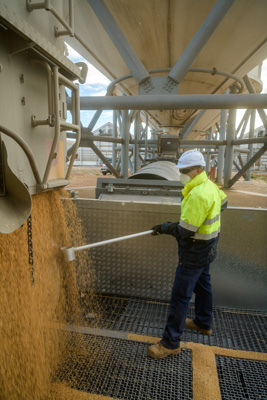 April 2019 / TRUCK_UNLOADING_190401_021