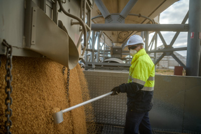 April 2019 / TRUCK_UNLOADING_190401_023