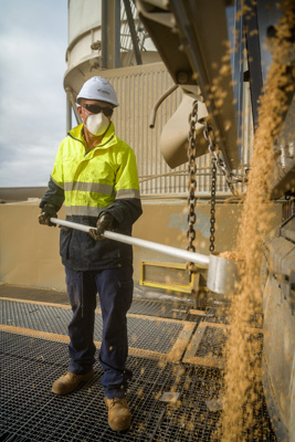 April 2019 / TRUCK_UNLOADING_190401_024
