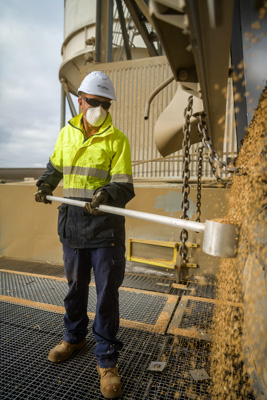 April 2019 / TRUCK_UNLOADING_190401_025
