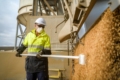 April 2019 / TRUCK_UNLOADING_190401_027