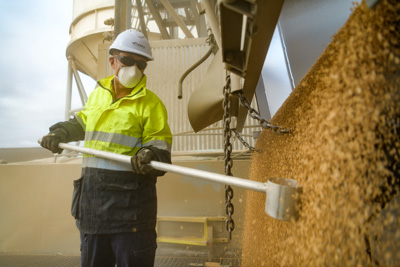 April 2019 / TRUCK_UNLOADING_190401_036