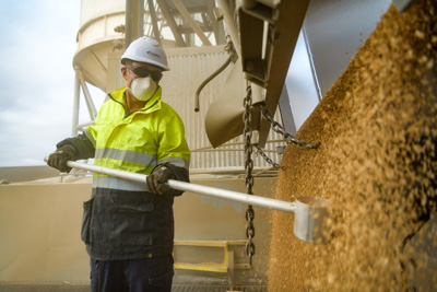 April 2019 / TRUCK_UNLOADING_190401_037