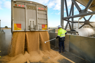 April 2019 / TRUCK_UNLOADING_190401_039