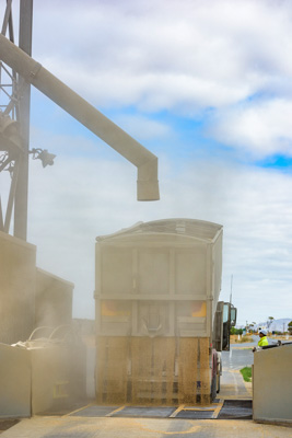 April 2019 / TRUCK_UNLOADING_190401_179